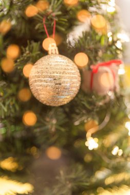 Noel ağacı topu. Parlak toplu bir Noel arkaplanı. Noel ağacı oyuncağıyla şenlik dekorasyonu