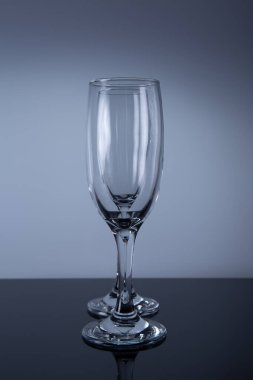 Siyah bardakta boş bardaklar. Yakın çekim