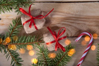 Küçük hediyeler ve ağaç dalları ahşap bir masada. en üstteki görünüm