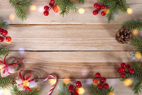 Holz Weihnachtshintergrund Mit Weihnachtsbaumzweigen Kopierraum lizenzfreie Stockbilder