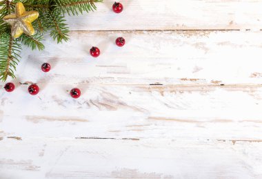 Ağaç dalları ve kırmızı böğürtlenli ahşap beyaz arka plan. Kopyalama alanı olan Noel arkaplanı 