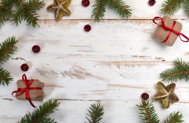 Köknar dallarıyla Noel süslemesi. Beyaz Noel geçmişi. Boşluğu kopyala