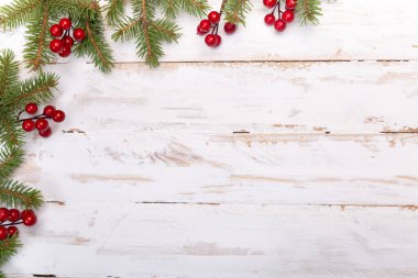 Köknar dalları ve böğürtlenlerle Noel süslemesi. Beyaz Noel geçmişi. Boşluğu kopyala