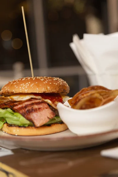 Burger Mit Fleisch Und Knusprigen Chips Auf Dem Tisch Restaurant — Stockfoto