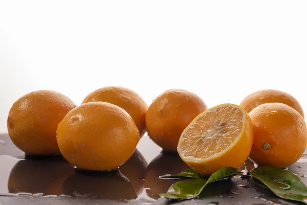 Zitrusfrüchte Zitronen Auf Einem Feuchten Teller Gesunde Ernährung Gesunder Lebensstil — Stockfoto