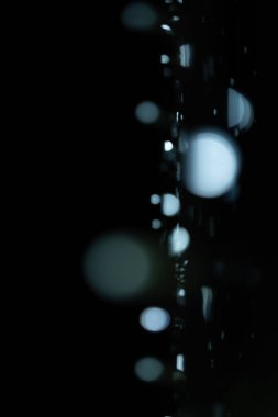 Odaklanamayan ışıklar. Koyu kahverengi arka plan. Boşluğu kopyala