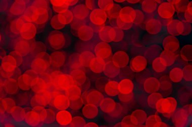 Noel süsleri koyu arkaplanda kırmızı Bokeh ışıkları. sönmüş lambalar