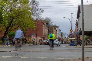 18 Nisan 2025 Krakow, Polonya. Miodowa sokağı ve sabahları günlük trafik