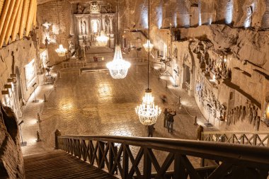 18 Nisan 2025 Krakow, Polonya. Krakow yakınlarındaki tuz madeninde büyük tuz avizeleri olan büyük bir tuz salonu. Wieliczka Tuz Madeni