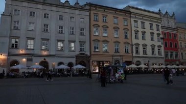 17 Nisan 2025, Krakow Polonya. Ana meydan tarihi kiliseler ve Kumaş Salonu (Sukiennice) ile çevrili bir alandır.).