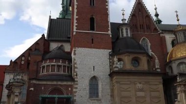 17 Nisan 2025 Krakow, eski Krakow kasabasındaki Wawel Kraliyet Kalesi ve mavi gökyüzü.