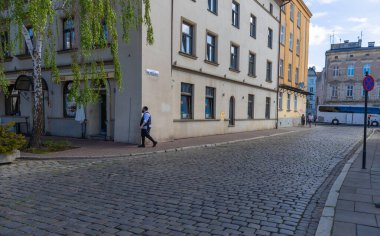 19 Nisan 2025 Krakow, Polonya. Kazimierz 'deki Paved Caddesi, Krakow' un tarihi Yahudi mahallesi. 14. yüzyıldaki başlangıcından 19. yüzyılın başlarına kadar Kazimierz bağımsız bir şehirdi.