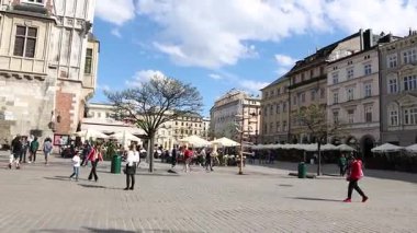 19 Nisan 2025. Krakow Polonya. St. Mary Bazilika 'nın yeniden inşası, Krakow Meydanı, Eski Şehir