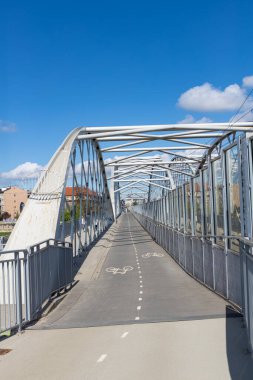 19 Nisan 2025 Krakow, Polonya. Vistula Nehri üzerindeki bir köprüde, tren yoluna paralel bisiklet yolu.