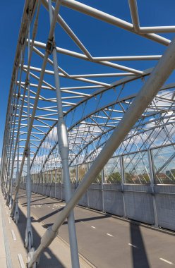 19 Nisan 2025 Krakow, Polonya. Vistula Nehri üzerindeki bir köprüde, tren yoluna paralel bisiklet yolu.