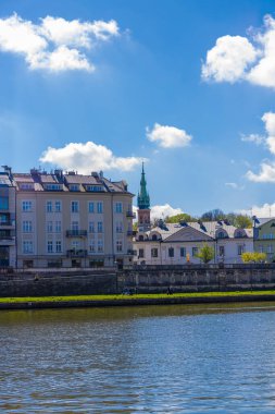 19 Nisan 2025 Krakow, Polonya. Vistula nehri ve Krakow çevresindeki binalar