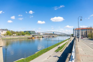 19 Nisan 2025 Krakow, Polonya. Peder Bernatek Footbridge (Kladka Ojca Bernatka), Kazimierz ve Podgorze ilçelerini birbirine bağlayan Wisla Nehri 'nin hemen güneyinde yer alır.