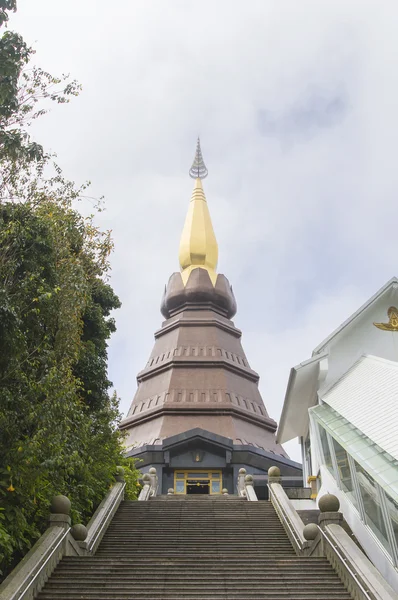 Napamaytanidol 的佛塔，山顶茵他侬在 Chiangm 附近 — 图库照片