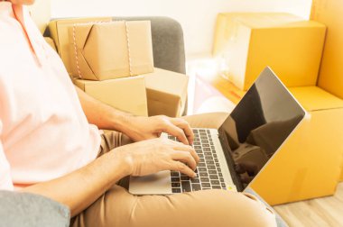 Asyalı adam online alışveriş bir çeşit elektronik ticarettir 