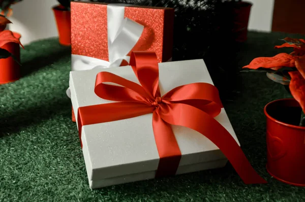 Beautiful New Year Christmas Gift Box Red Ribbon Tabl — Stock Photo, Image
