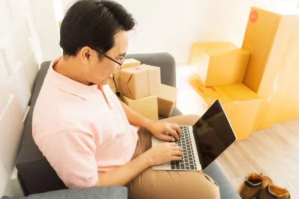 Aziatisch Man Winkelen Online Een Vorm Van Elektronische Handel Van — Stockfoto