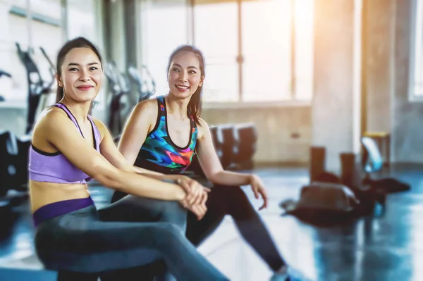Zwei Junge Asiatinnen Unterhalten Sich Mit Ihrer Freundin Fitnessstudio Beide — Stockfoto