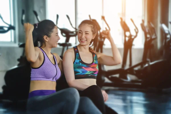 Dos Jóvenes Asiáticas Forma Está Hablando Con Amiga Algo Gimnasio — Foto de Stock