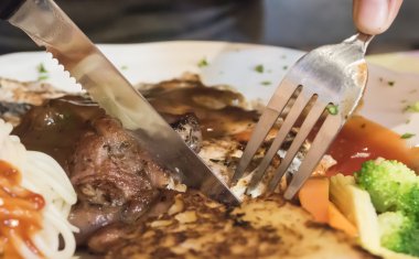 Biftek ile kızarmış ekmek ve makarna