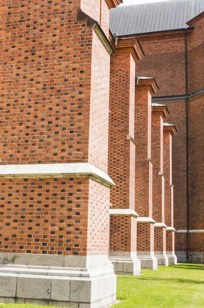 Draußen, die berühmte uppsala kathedrale in uppsala schweden — Stockfoto