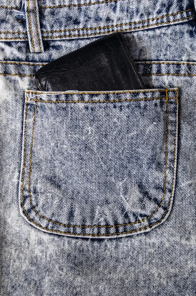 富の概念のジーンズのポケットにかさばる財布 — ストック写真