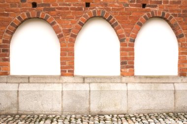 Kırmızı tuğla duvarın üstünde üç pencere eşiği