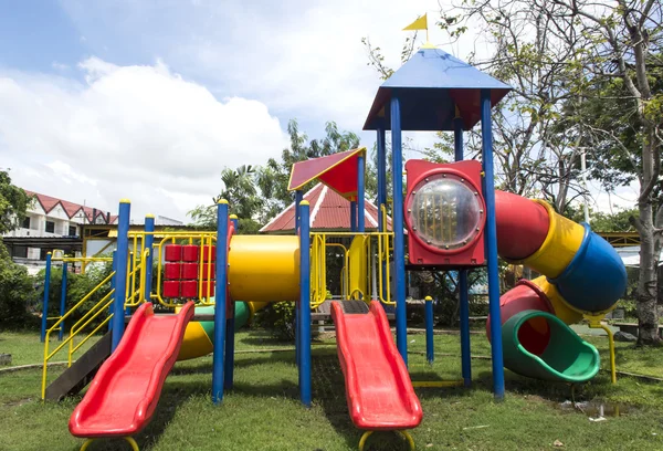 Moderner Kinderspielplatz im Park — Stockfoto