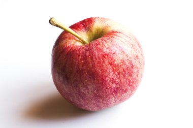 Beyaz bir arka plan üzerinde izole parlak kırmızı elma 