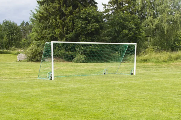 Golo de futebol na grama verde — Fotografia de Stock