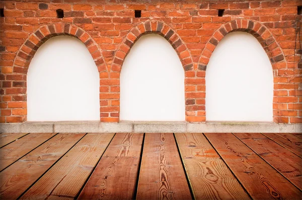 Janelas interior vintage com parede de tijolo, piso de madeira e branco b — Fotografia de Stock