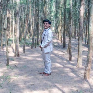 Gülümseyen ve gelin için bekleyen düğün smokin, yakışıklı damat.