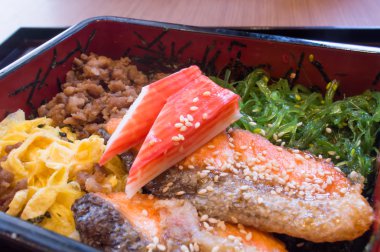 Japon öğle yemeği kutusu ahşap siyah