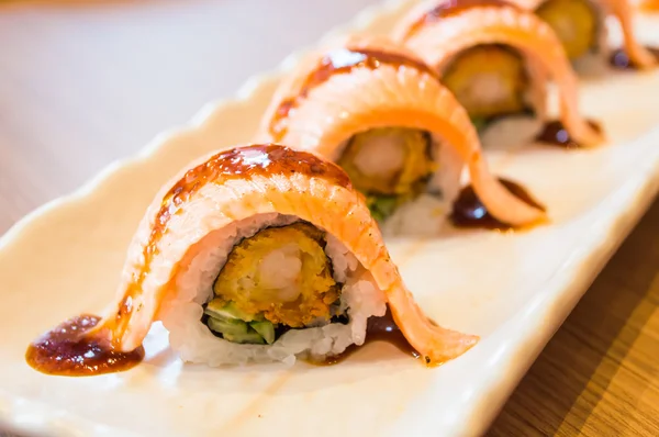 Rauwe verse zalm sushi roll maki - Japans eten — Stockfoto