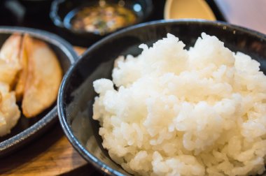 siyah yuvarlak kase haşlanmış pirinç