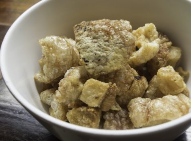 Domuz eti yemek, Domuzderisi, domuz pastırma, Thaila içinde hışırtı domuz