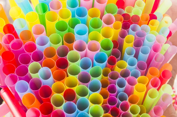 Abstracte achtergrond van kleurrijke plastic rietjes — Stockfoto