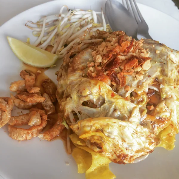 Teller mit thailändischem oder thailändischem Pad in Omelett . — Stockfoto
