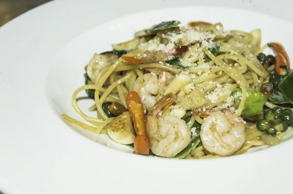 Spaghetti mit würzigen gemischten Meeresfrüchten thailändischen Stil — Stockfoto