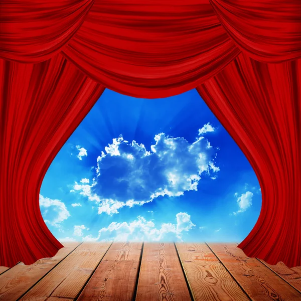 보기 푸른 하늘과 나무 다리의 붉은 커튼 극장 무대 — 스톡 사진