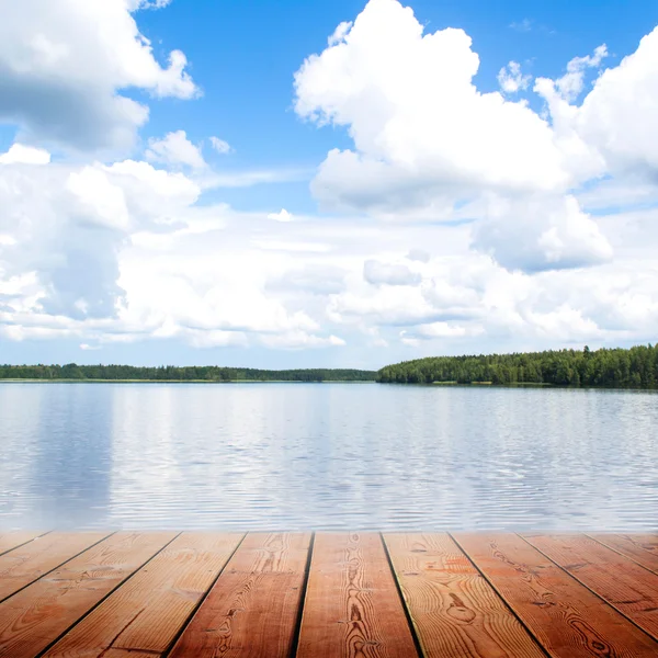 Boş tahta köprüden ve riverwith mavi gökyüzü arka plan