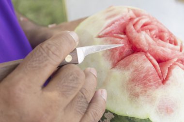 Adam bir meyve oymacılığı