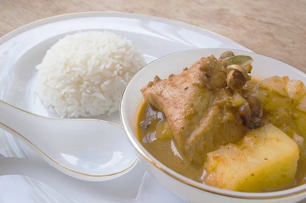 Kip mussaman curry in kom en rijst — Stockfoto