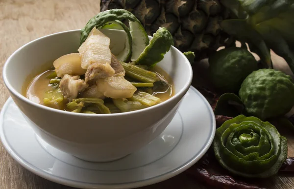 Schweinefleisch-Curry mit Wasserspinat (Tae-pho-Suppe) Stillleben — Stockfoto