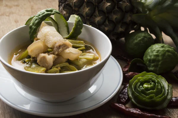 Carne di maiale al curry con spinaci d'acqua (zuppa Tae-pho) still life — Foto Stock