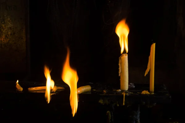 Quatro velas acesas brilhantes — Fotografia de Stock